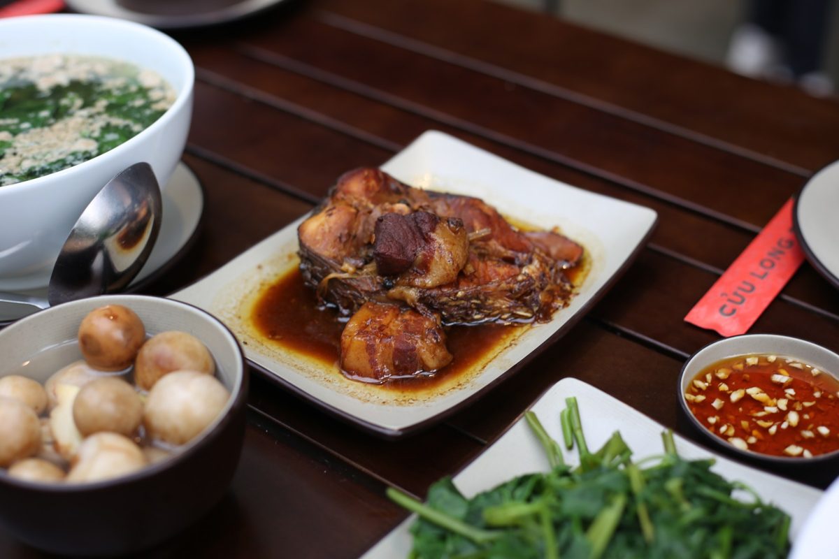 Cơm trưa văn phòng